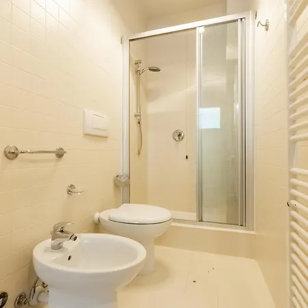 Dom wakacyjny Front Casa Giulia! Hot Tub, Garden, Gym, Ac, Pk! *