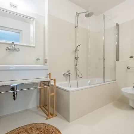 Front Casa Giulia! Hot Tub, Garden, Gym, Ac, Pk! * Carate Urio