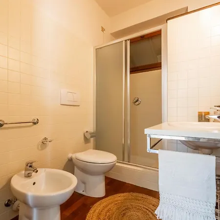 Dom wakacyjny Front Casa Giulia! Hot Tub, Garden, Gym, Ac, Pk! *