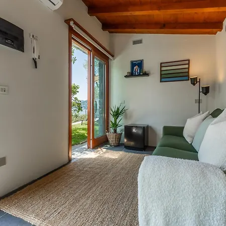 Dom wakacyjny Front Casa Giulia! Hot Tub, Garden, Gym, Ac, Pk!