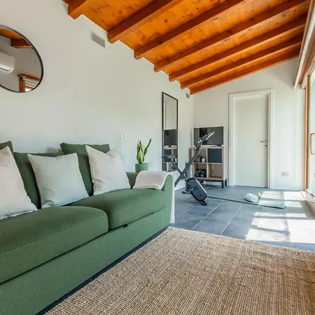 Dom wakacyjny Front Casa Giulia! Hot Tub, Garden, Gym, Ac, Pk! *