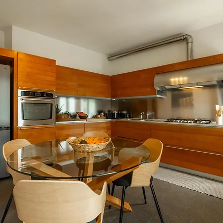 Dom wakacyjny Front Casa Giulia! Hot Tub, Garden, Gym, Ac, Pk! Carate Urio